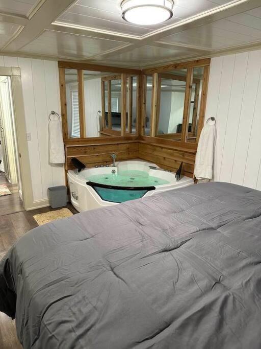 Appartement Hot Tub 5 Beds à Moorhead Extérieur photo